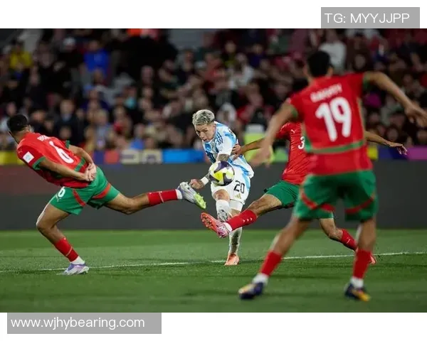 得不偿失！卡斯尔跳球时拉拽JJJ被吹犯规 个人第6犯被罚下