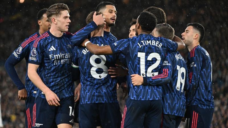 费城人队经过漫长谈判，最终以 13 年 3.3 亿签下布莱斯·哈珀